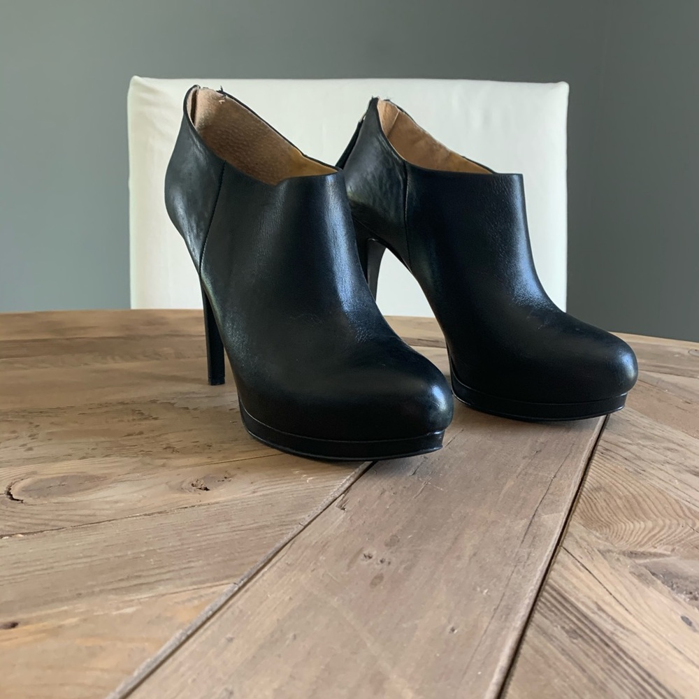 Black 4.5 in heels. Nine West. Size 8.5.